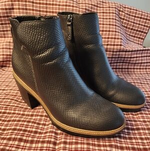 Dr. Scholl's Textured Black Heeled Boots
